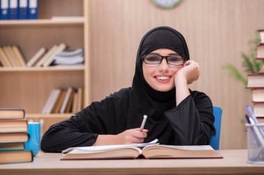 Kadın Müslüman öğrenci sınavlara hazırlama