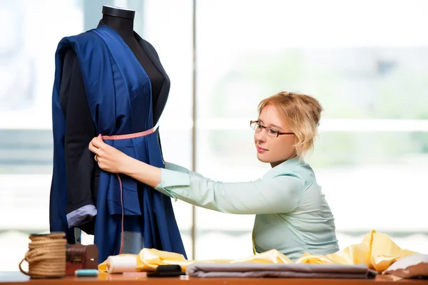 Femme tailleur travaillant sur de nouveaux vêtements — Photo