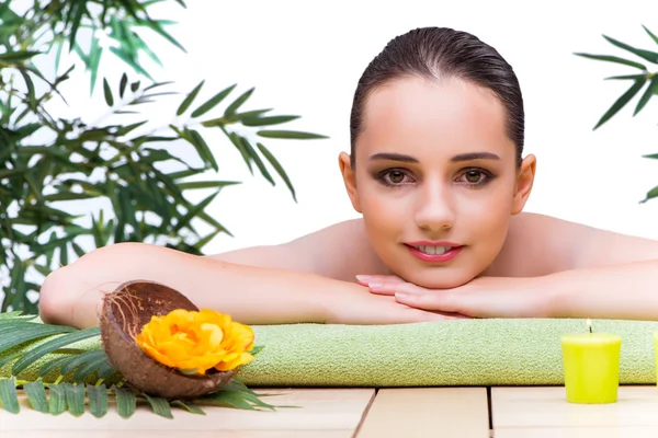 Mujer joven disfrutando de tratamiento de spa — Foto de Stock