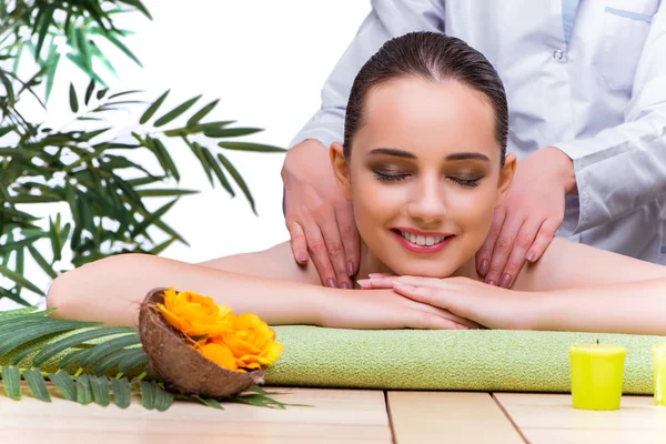 Vrouw tijdens massage sessie in de spa salon — Stockfoto