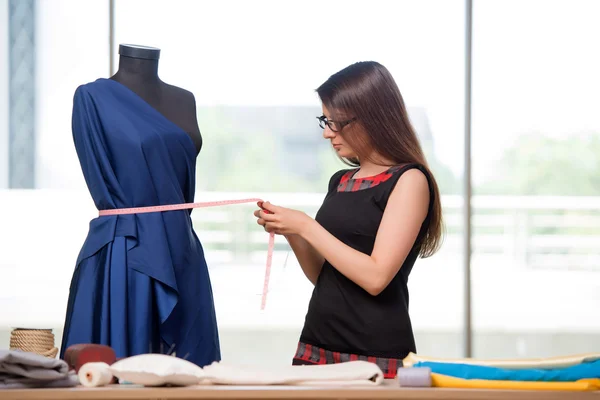 Vrouw op maat werken aan nieuwe kleding — Stockfoto