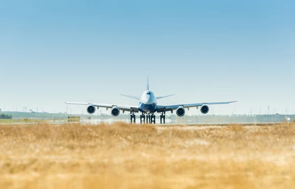 Duży samolot na pasie startowym gotowy do startu — Zdjęcie stockowe