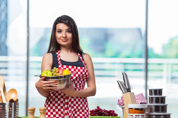 Jonge koken met fruit in de keuken — Stockfoto