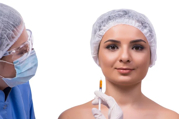 Jovem preparando-se para a injeção de botox isolado em branco — Fotografia de Stock