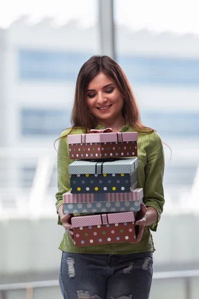 Молода жінка схвильована подарунковою коробкою — стокове фото