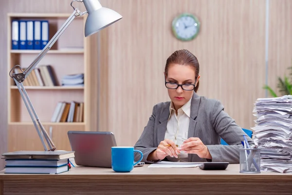 Ocupada secretaria estresante mujer bajo estrés en la oficina — Foto de Stock