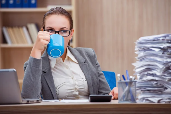 Upptagen stressande kvinna sekreterare under stress på kontoret — Stockfoto
