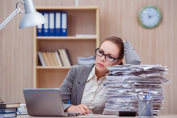 Drukke stressvolle vrouw secretaris onder stress op kantoor — Stockfoto