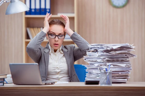 Upptagen stressande kvinna sekreterare under stress på kontoret — Stockfoto