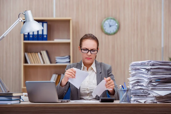Occupé femme stressante secrétaire sous le stress dans le bureau — Photo