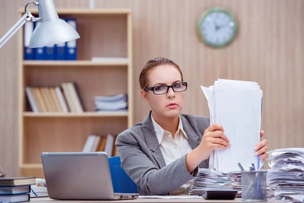 オフィスでのストレスの下で忙しくストレスの多い女性秘書 — ストック写真