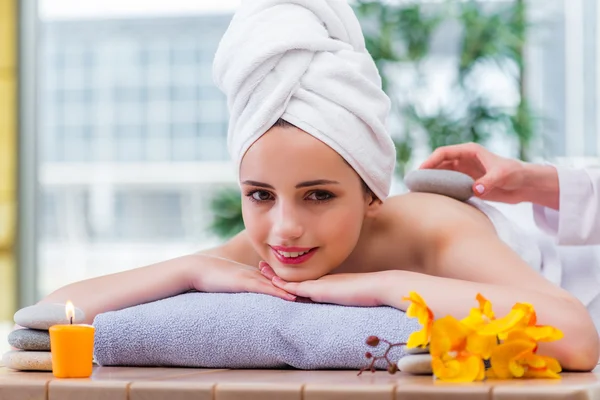 Young woman in spa concept — Stock Photo, Image