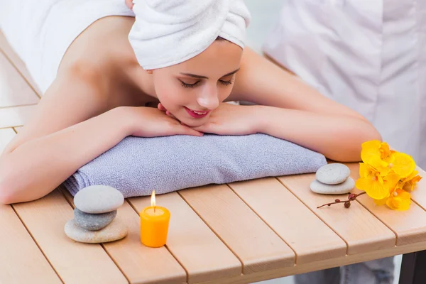 Mujer joven en concepto de spa — Foto de Stock