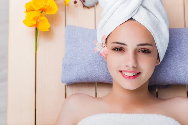 Mujer joven en concepto de spa — Foto de Stock