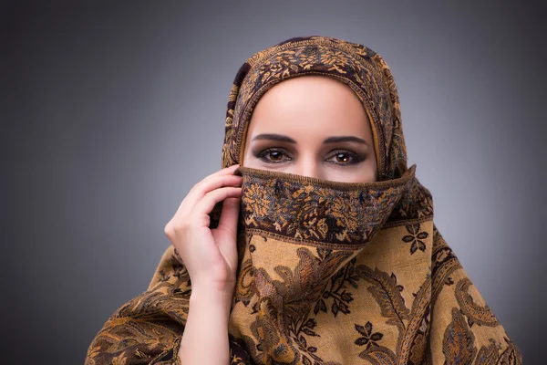 Geleneksel Müslüman kılığına girmiş genç kadın — Stok fotoğraf