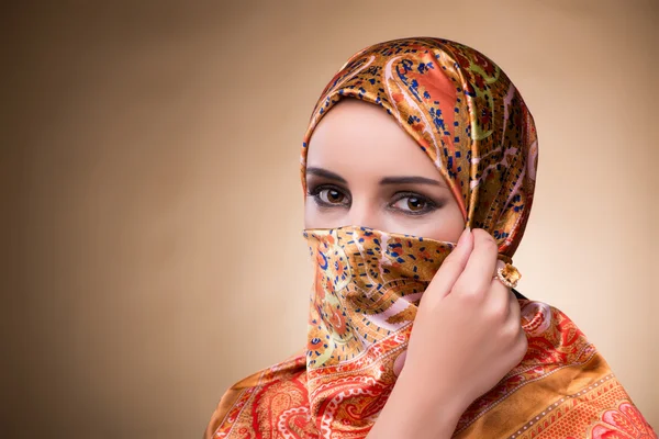 Junge Frau in traditioneller muslimischer Kleidung — Stockfoto