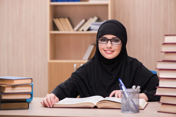 女性イスラム教徒の学生の試験のための準備 — ストック写真