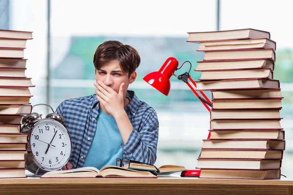 Studerande med massor av böcker förbereder sig för tentor — Stockfoto