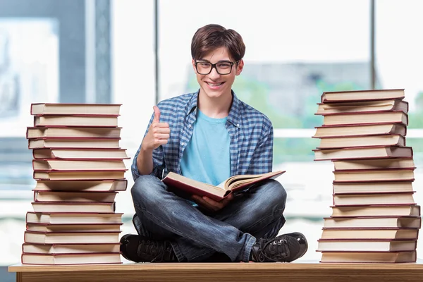 Joven estudiante masculino preparándose para los exámenes de secundaria —  Fotos de Stock