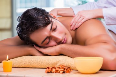 Spa salonda masaj oturumu sırasında adam