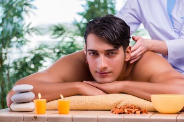 Spa salonda masaj oturumu sırasında adam