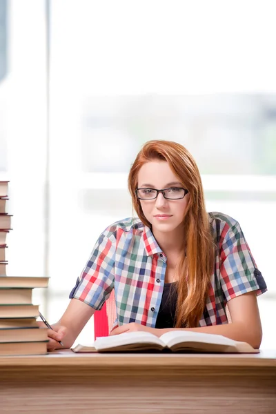 Estudiante con pilas de libros preparándose para los exámenes — Foto de Stock