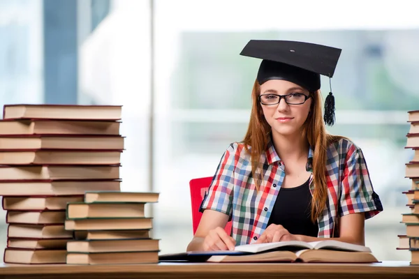 Junge Studentin bereitet sich auf Prüfungen vor — Stockfoto