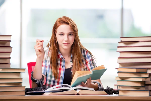 Student mit Stapeln von Büchern, die sich auf Prüfungen vorbereiten — Stockfoto