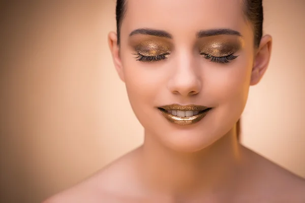 Mulher com bela maquiagem contra fundo — Fotografia de Stock