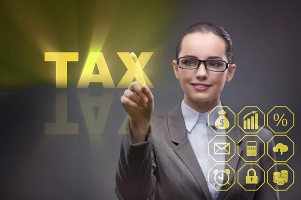 Empresaria en concepto de impuestos a las empresas — Foto de Stock