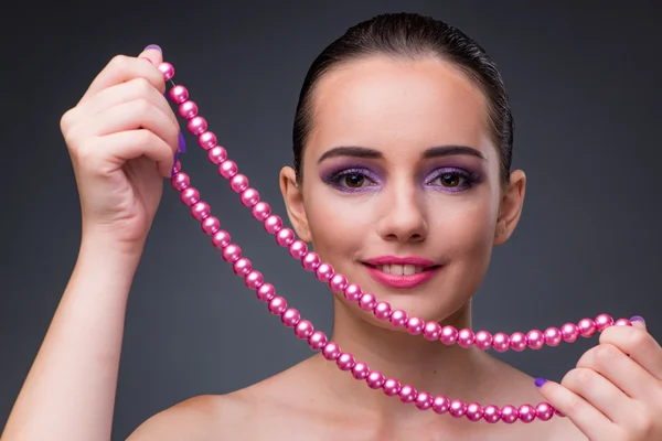 Bella donna con collana di perle — Foto Stock