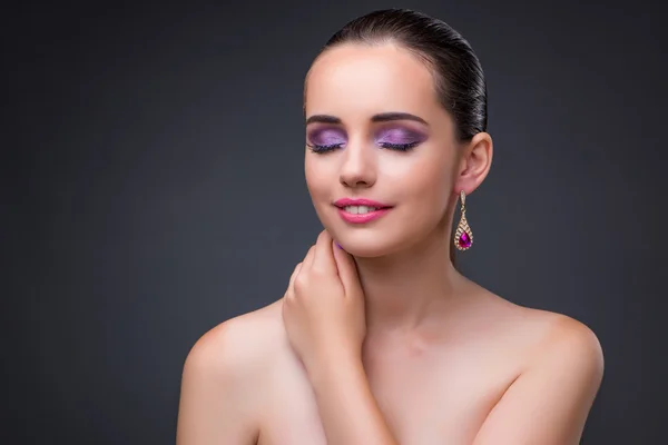 Hermosa mujer en concepto de moda — Foto de Stock