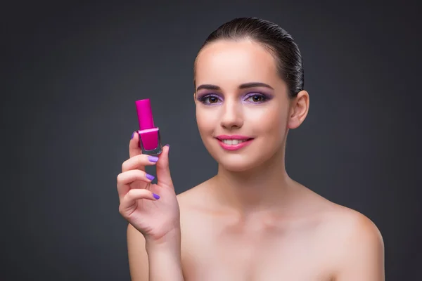 Mujer con botella de esmalte de manicura — Foto de Stock