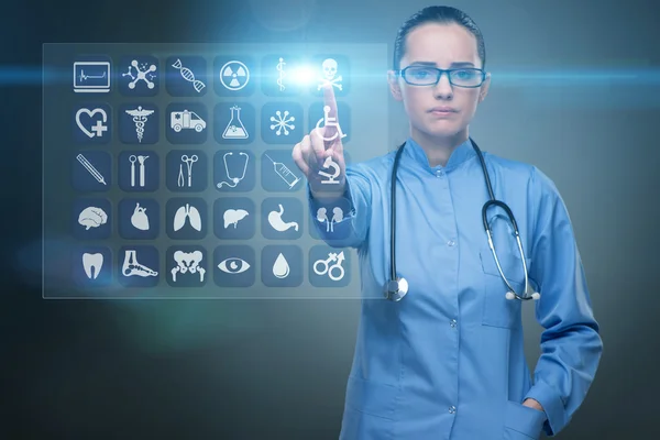 Donna medico premendo pulsanti con varie icone mediche — Foto Stock