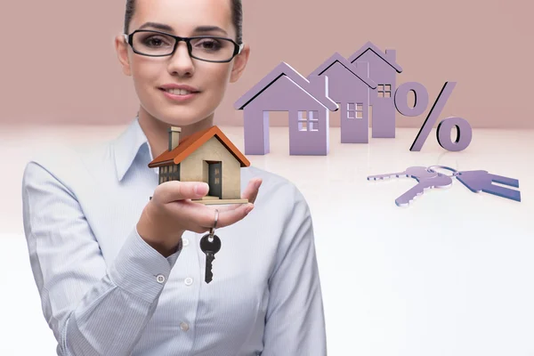 Empresaria en concepto de hipoteca inmobiliaria —  Fotos de Stock