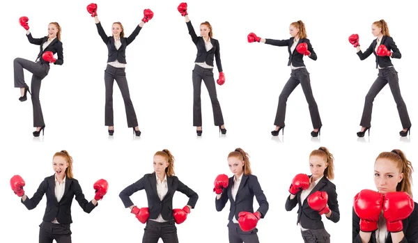 Mulher empresária com luvas de boxe em branco — Fotografia de Stock