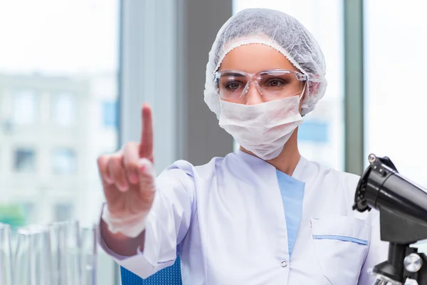 Giovane studente che lavora con soluzioni chimiche in laboratorio — Foto Stock