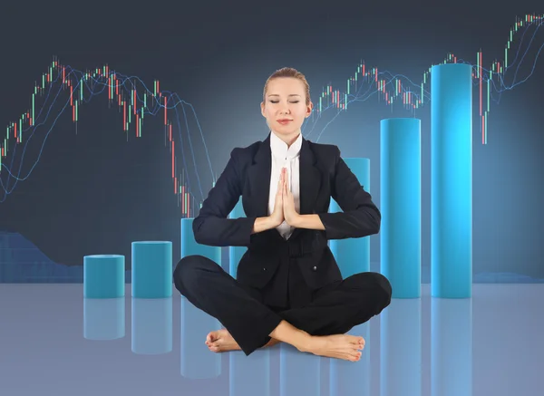 Kobieta medytacji przed wykresy słupkowe — Zdjęcie stockowe