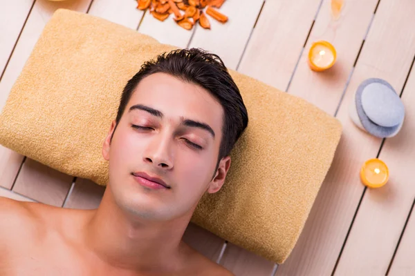 Bonito homem durante a sessão de spa — Fotografia de Stock