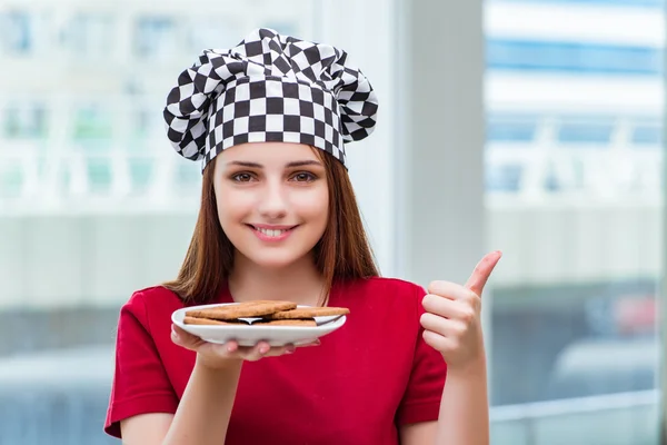 Unga kocken förbereder cookies i köket — Stockfoto