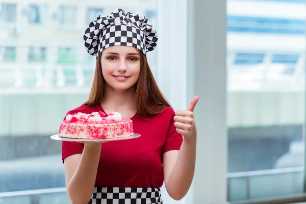 Joven ama de casa pastel de hornear en la cocina —  Fotos de Stock