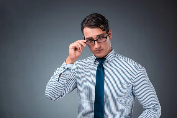 Knappe zakenman tegen de grijze achtergrond — Stockfoto