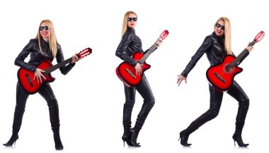 Beyaz tenli gitar çalan genç bir kadın.