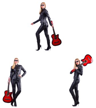 Beyaz tenli gitar çalan genç bir kadın.