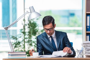 Ofiste çalışan bir işadamı.