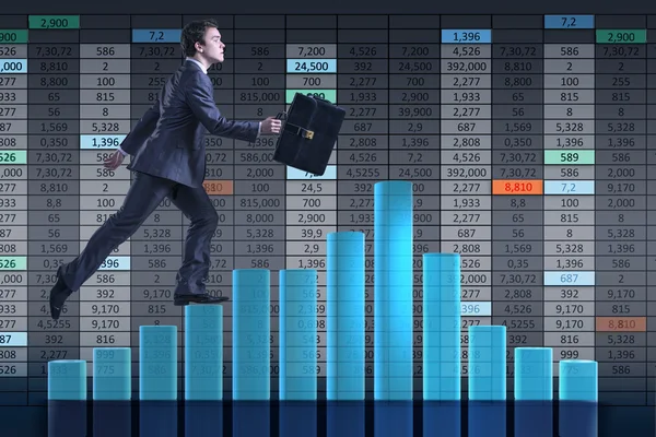 Affärsman klättra karriärstegen som trader mäklare — Stockfoto