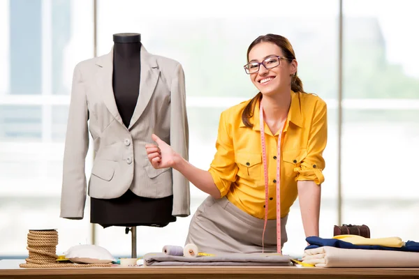 Mujer sastre trabajando en ropa nueva —  Fotos de Stock