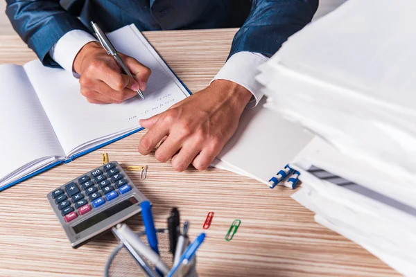 Empresario escribiendo informe en la oficina — Foto de Stock