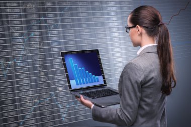 Hisse senedi Alım Satım kavramı içinde laptop üzerinde çalışan kadın tüccar