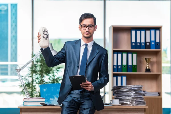 Empresário feliz com sacos de dinheiro no escritório — Fotografia de Stock